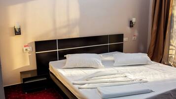 Chambre Double Standard | Surmatelas, bureau, rideaux occultants, chambres insonorisées