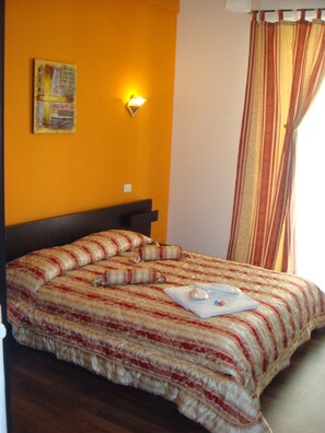 Premium bedding, down comforters, Select Comfort beds, minibar - Ave Rooms (Rome)