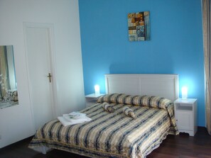 Premium bedding, down comforters, Select Comfort beds, minibar - Ave Rooms (Rome)