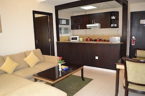 Full-size fridge, microwave, stovetop, dishwasher
