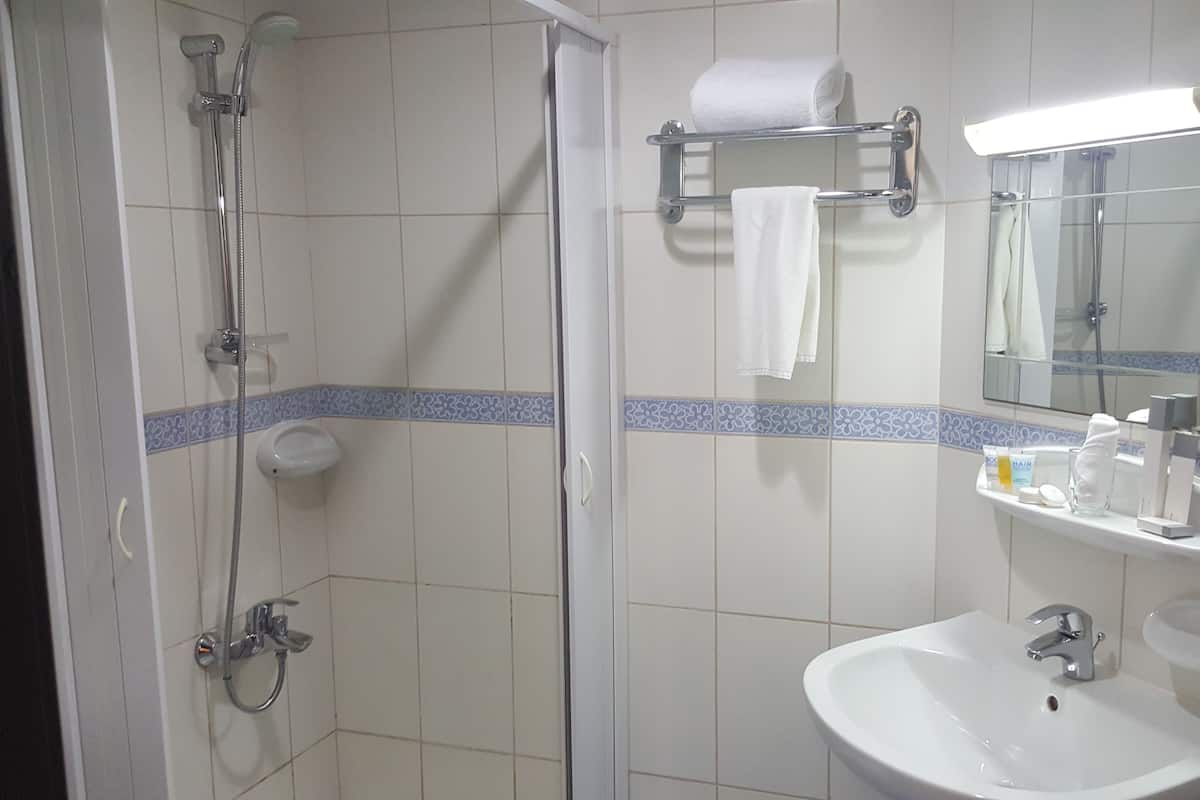 Appartement Standard, 1 chambre | Salle de bain | Douche à « effet pluie », articles de toilette de luxe, sÚche-cheveux
