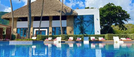 Piscina externa, funciona das 8h30 às 17h, guarda-sóis