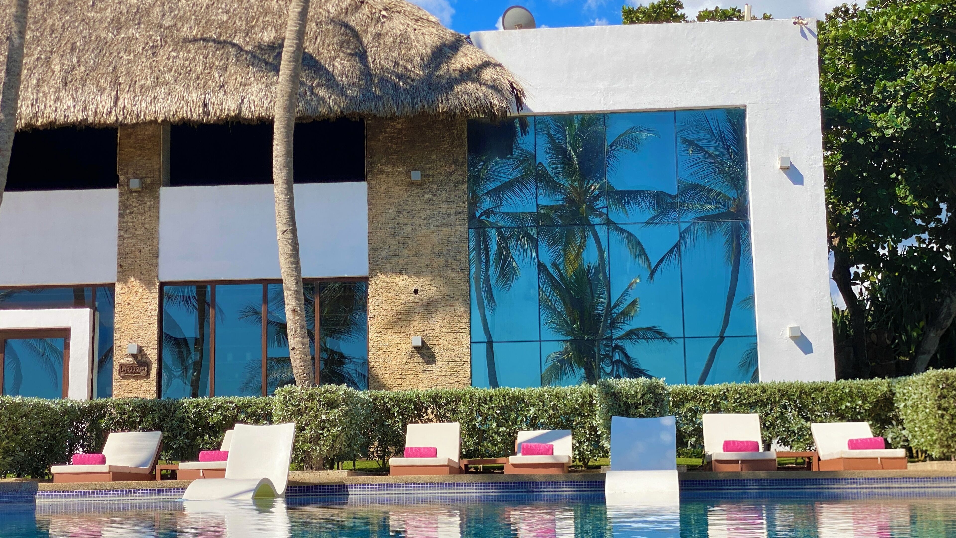 Una piscina al aire libre (de 08:30 a 17:00), sombrillas