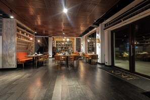 Breakfast, lunch, dinner and brunch served  - Ikin Margarita Hotel & Spa  (Paraguachí)