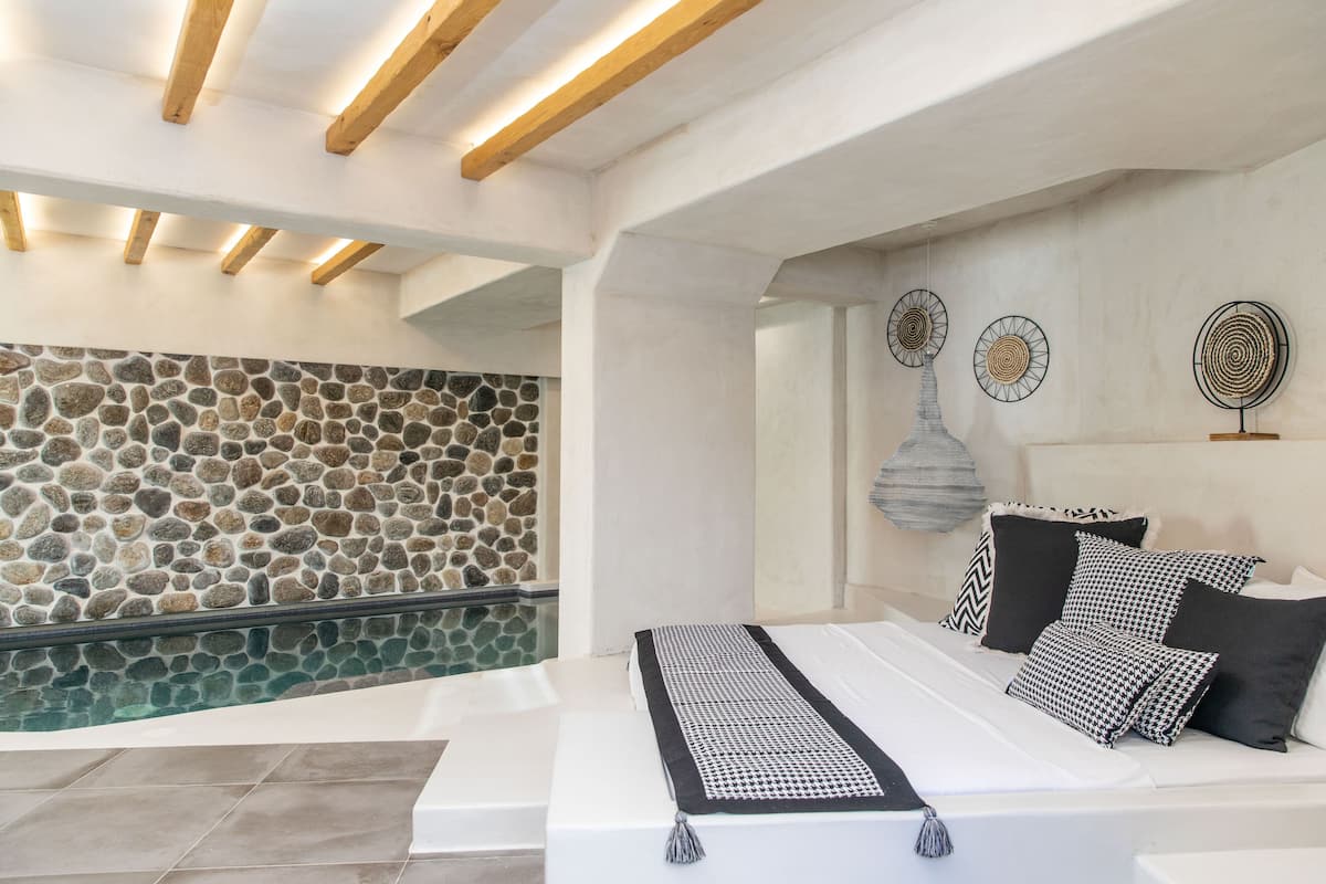 Suite Studio Lune de Miel, 1 très grand lit, piscine privée | Literie de qualité supérieure, coffres-forts dans les chambres