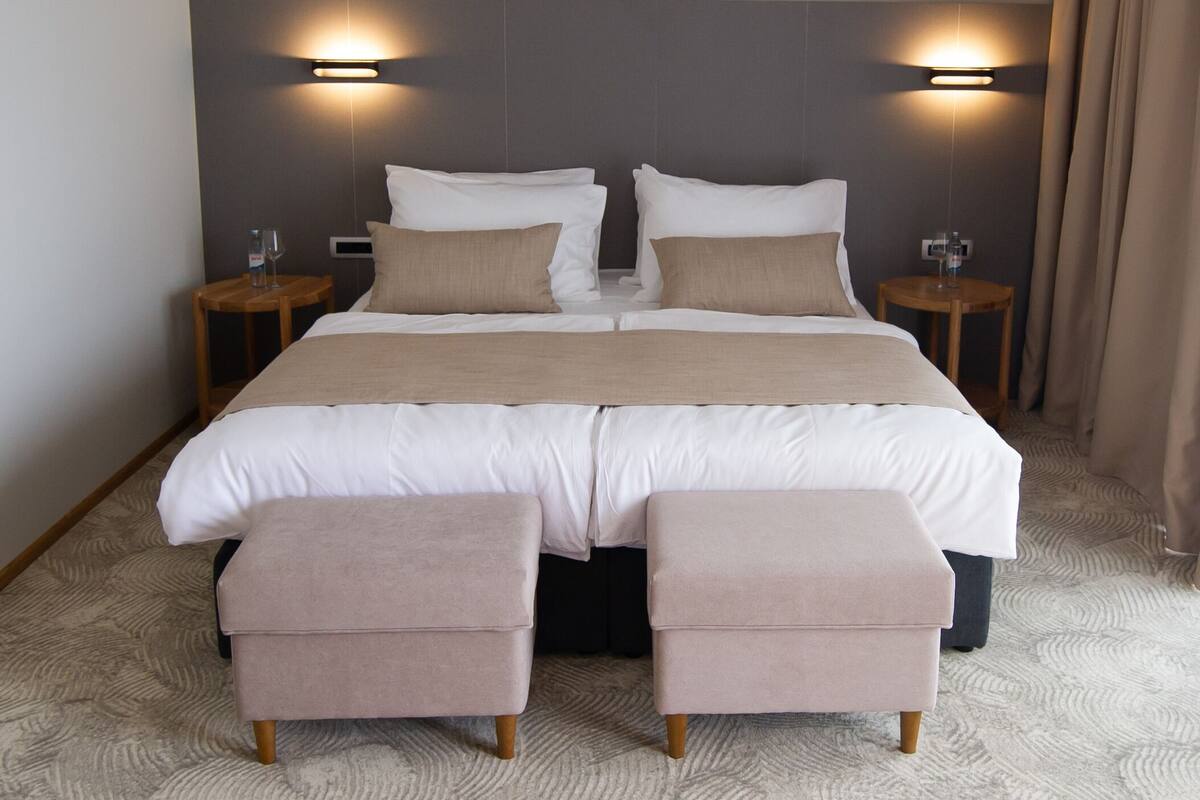 Premium dubbelrum eller tvåbäddsrum - balkong - utsikt mot resort | Minibar, värdeförvaringsskåp på rummet och skrivbord