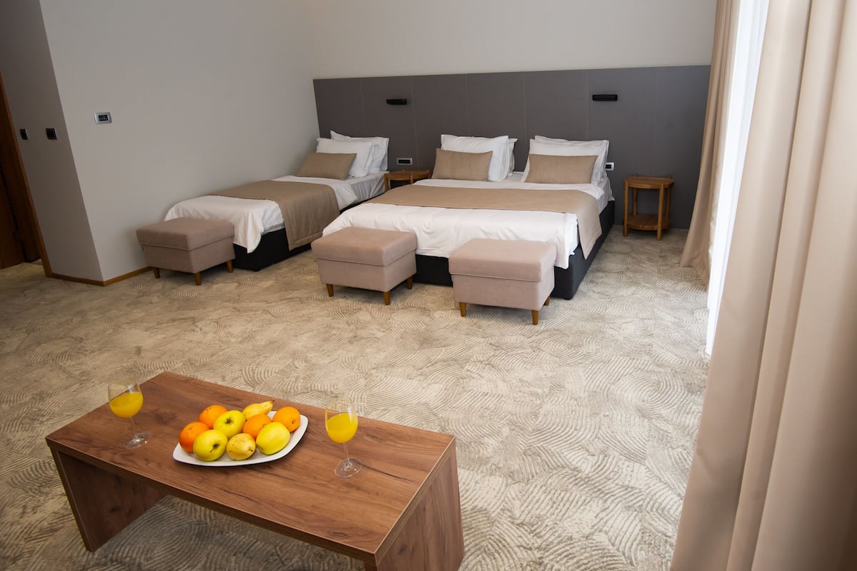 Premium trippelrum - balkong - utsikt mot resort | Minibar, värdeförvaringsskåp på rummet och skrivbord