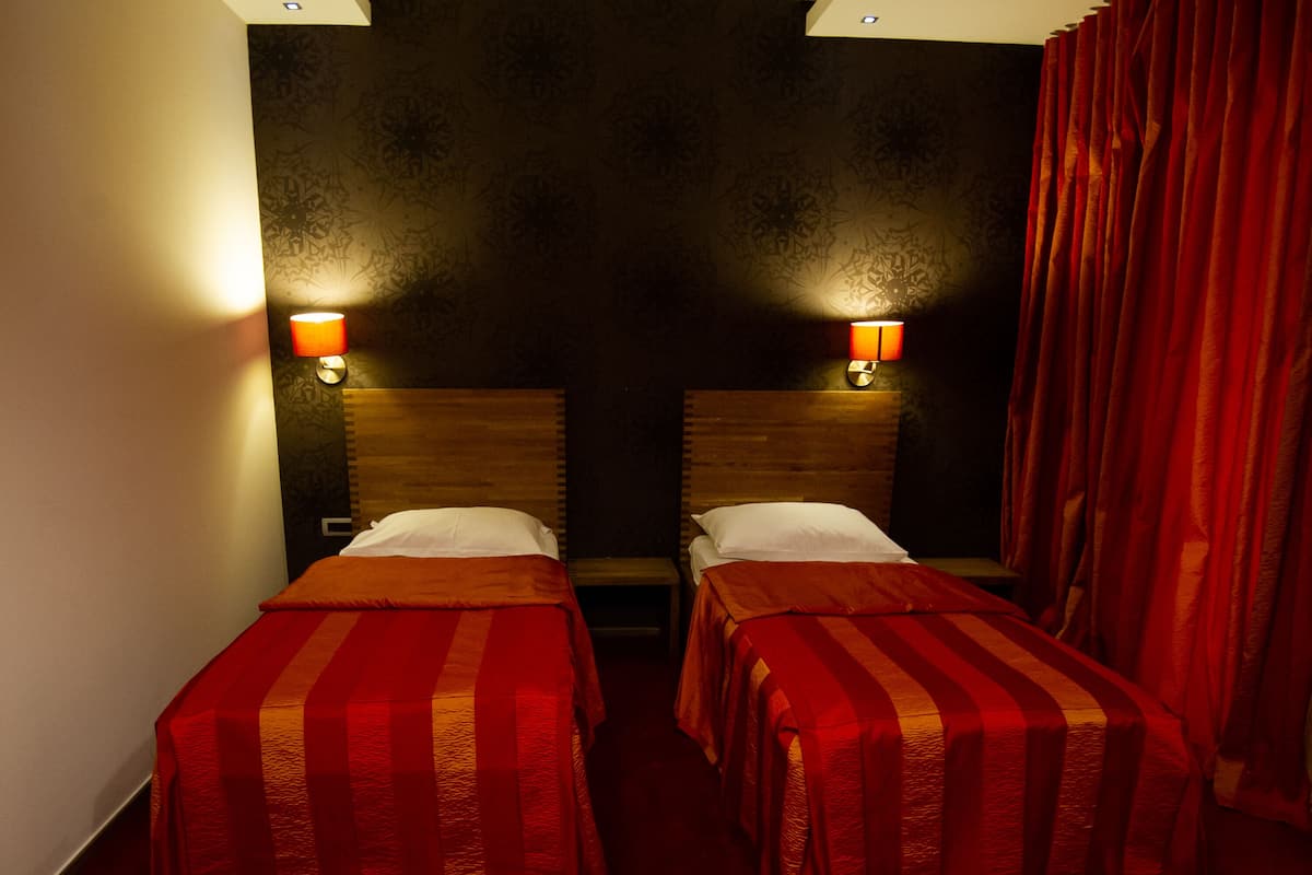 Comfort kamer, 1 twee- of 2 eenpersoonsbedden, balkon, uitzicht op resort | Een minibar, een kluis op de kamer, een bureau, een laptopwerkplek
