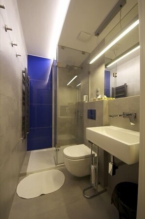 A modern bathroom with a shower, toilet, and sink. - WawaBed Bed & Breakfast (Warsaw)