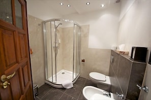 Shower, rainfall showerhead, designer toiletries, hair dryer - WawaBed Bed & Breakfast (Warsaw)