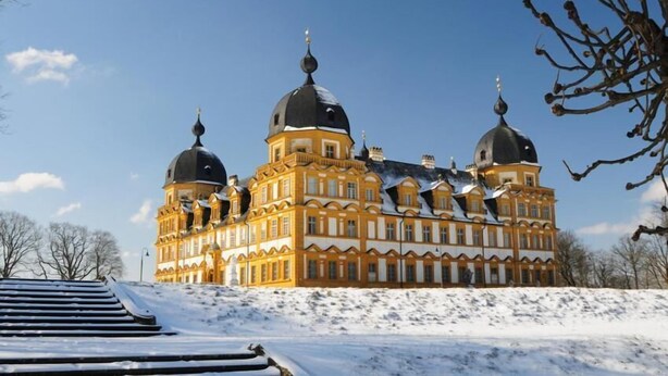 A large, ornate building with multiple domes and a snow-covered landscape. - Ferienwohnung am Rathaus Bamberg (Bamberg)