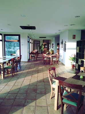 供应早餐、午餐和晚餐，地中海菜