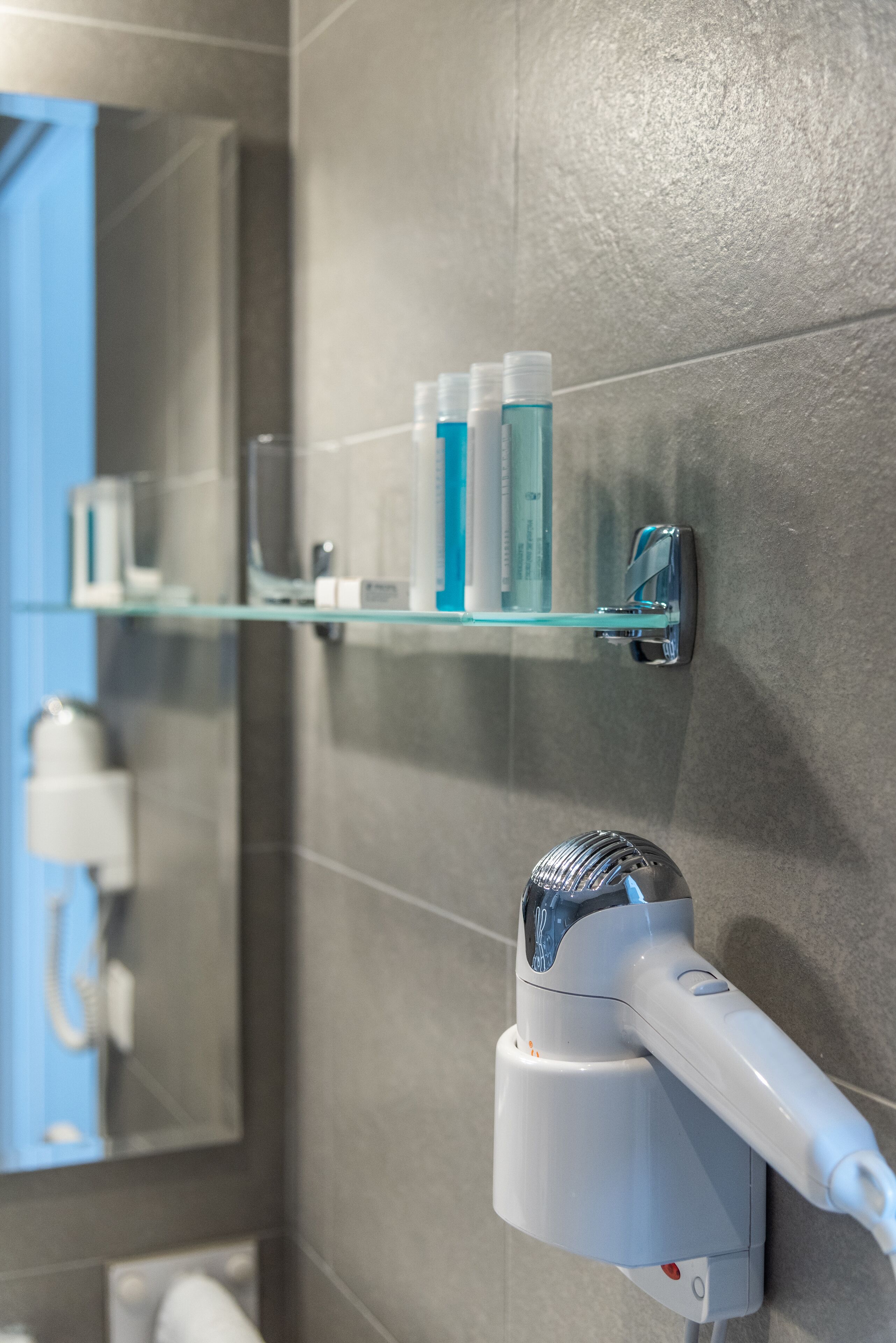 classic suite | bathroom | shower, free toiletries, hair dryer, towels