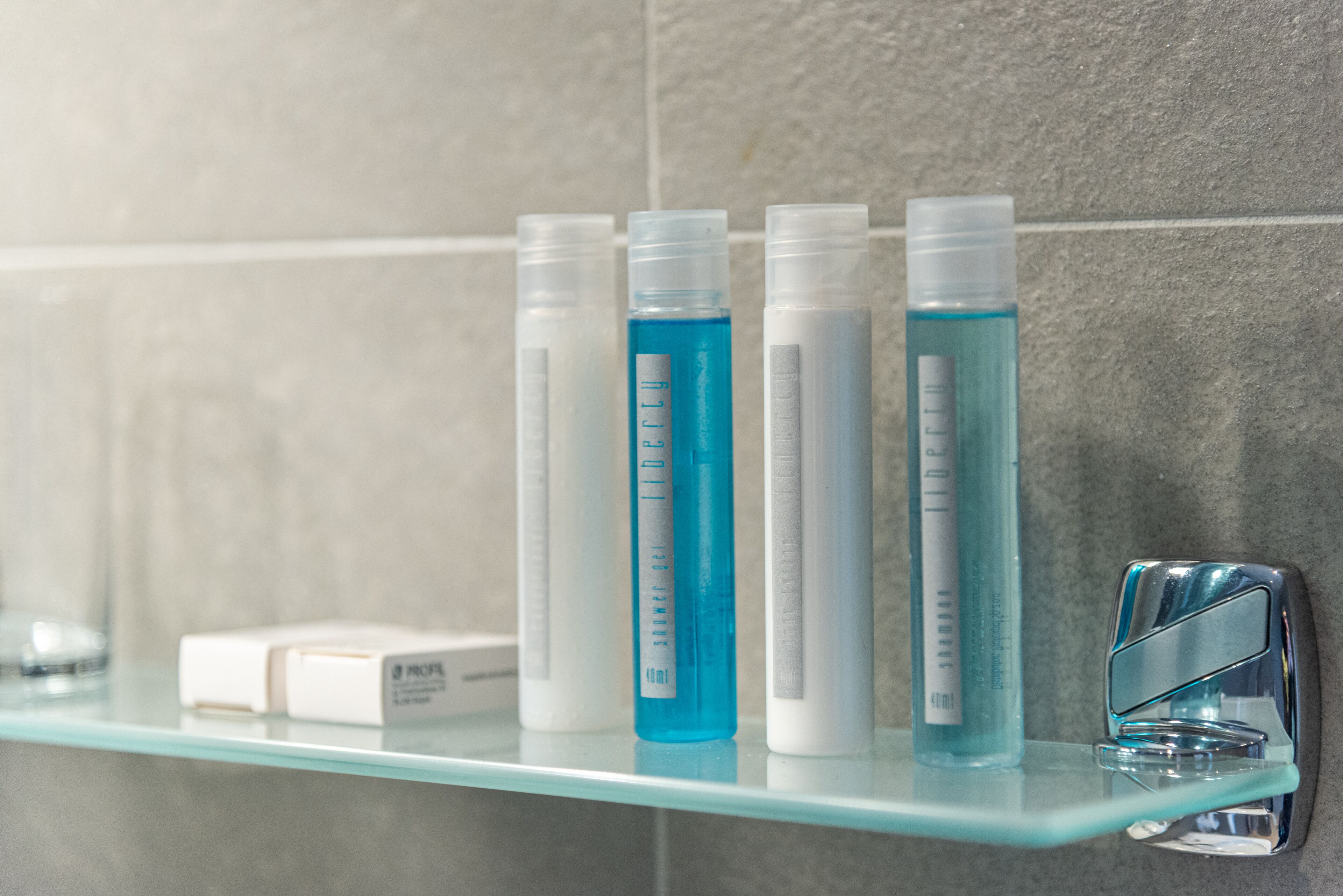 classic suite | bathroom | shower, free toiletries, hair dryer, towels