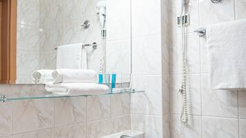 Habitación individual clásica | Baño | Regadera, amenidades de baño gratuitas, secadora de cabello, toallas