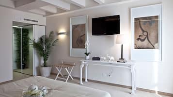 Suite - 2 soveværelser - udsigt til pool | Opholdsområde | LCD-tv