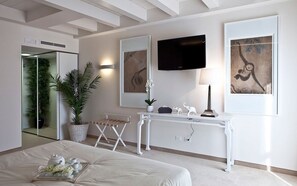 Suite, 2 camere da letto, vista piscina | Area soggiorno | TV LCD