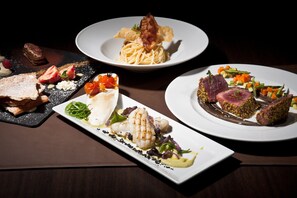 Breakfast, lunch, dinner served; seafood, pool views 