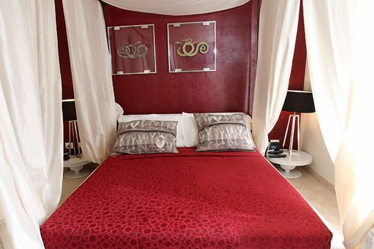 Egyptian cotton sheets, premium bedding, down duvets, minibar