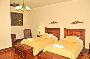 Quarto duplo standard | Cofres nos quartos, escrivaninha, berços grátis