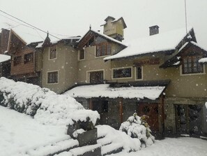 Exterior - Periko's Youth Hostel (San Carlos de Bariloche)