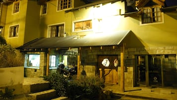 Fachada de la propiedad por la tarde o noche
