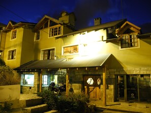 Fachada da propriedade à noite