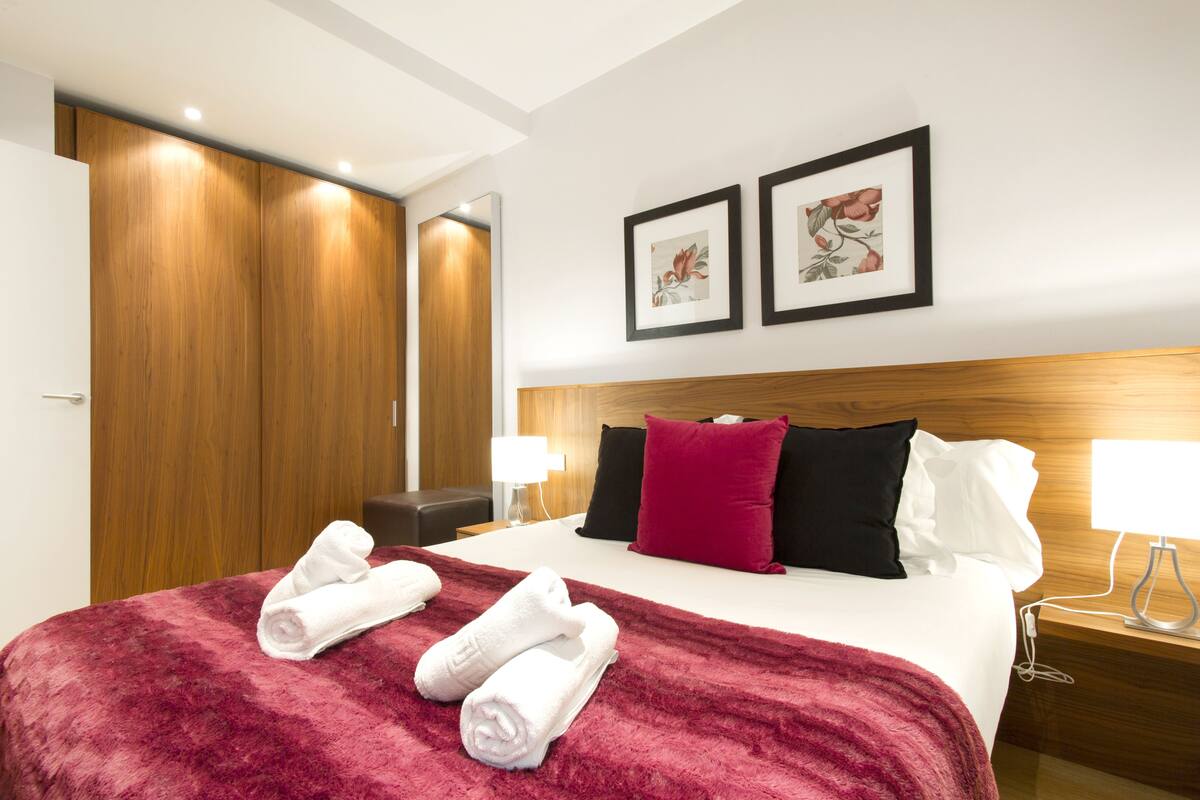 Ropa de cama de alta calidad y caja de seguridad en la habitación 