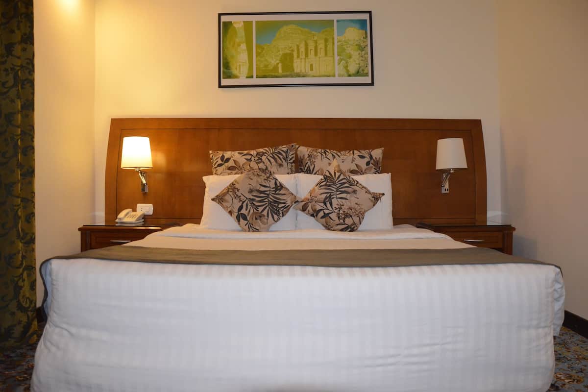 Double Room | Peti besi dalam bilik, meja, langsir/tirai gelap terus, kalis bunyi