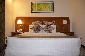 Dobbeltrom | Safe på rommet, skrivebord, blendingsgardiner og lydisolert