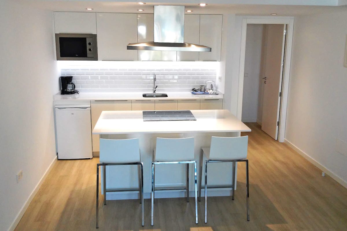 coffee/tea maker, electric kettle, high chair