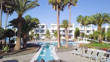 2 udendørs pools, åben fra kl. 10.00 til kl. 18.00, parasoller