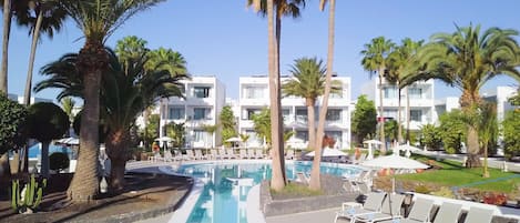 2 piscines extérieures, parasols de plage, chaises longues