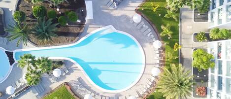 2 室外游泳池,10:00 至 18:00 开放,池畔遮阳伞,日光浴躺椅