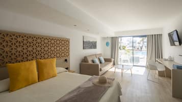 Pengeskab på værelset, mørklægningsgardiner, strygejern/strygebræt