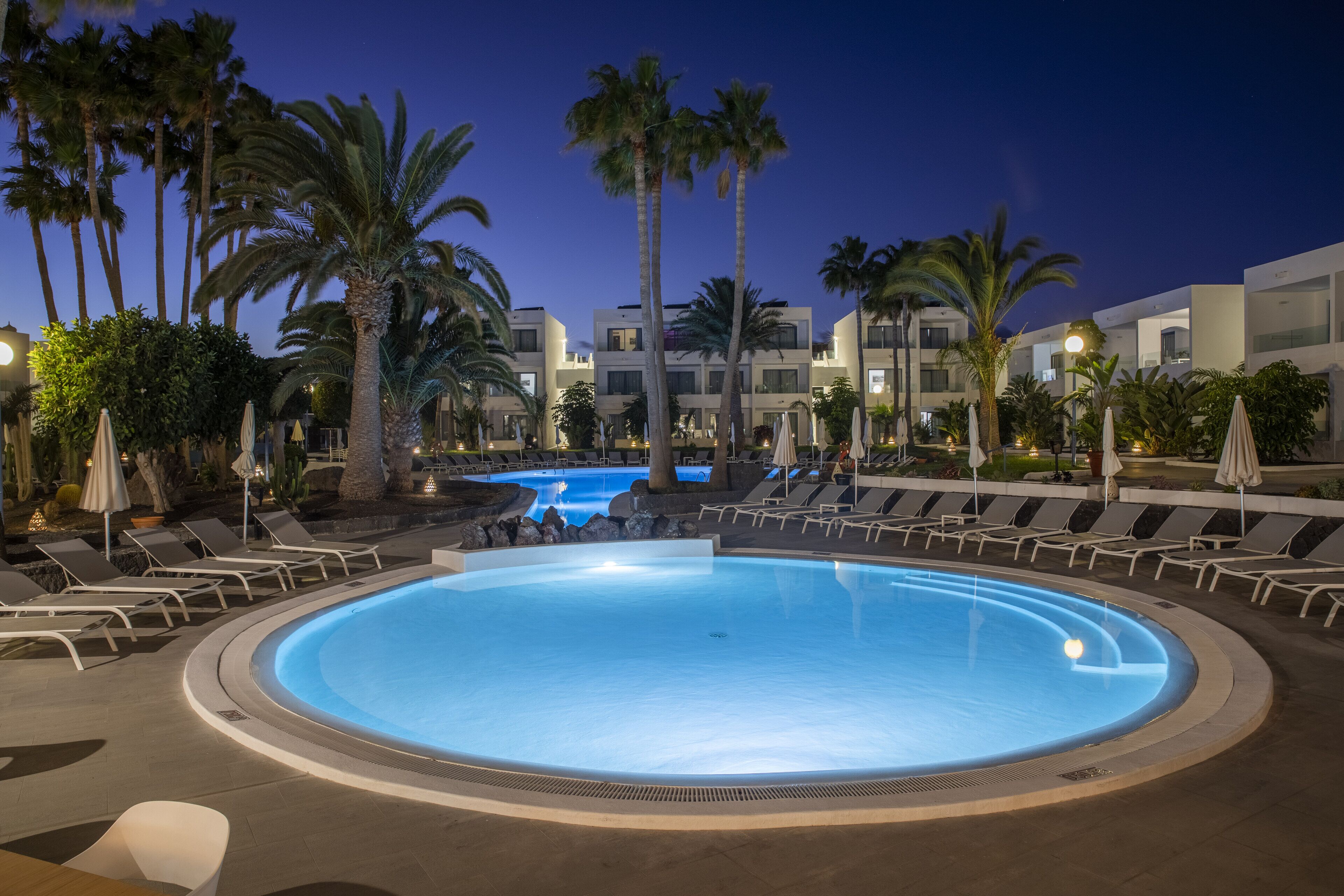 2 buitenzwembaden, parasols bij het zwembad en ligstoelen