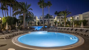 2 udendørs pools, åben fra kl. 10.00 til kl. 18.00, parasoller