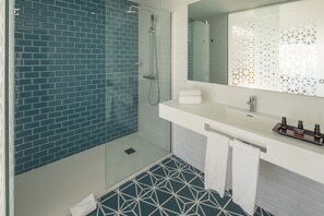 Een douche, een regendouche, een haardroger, handdoeken