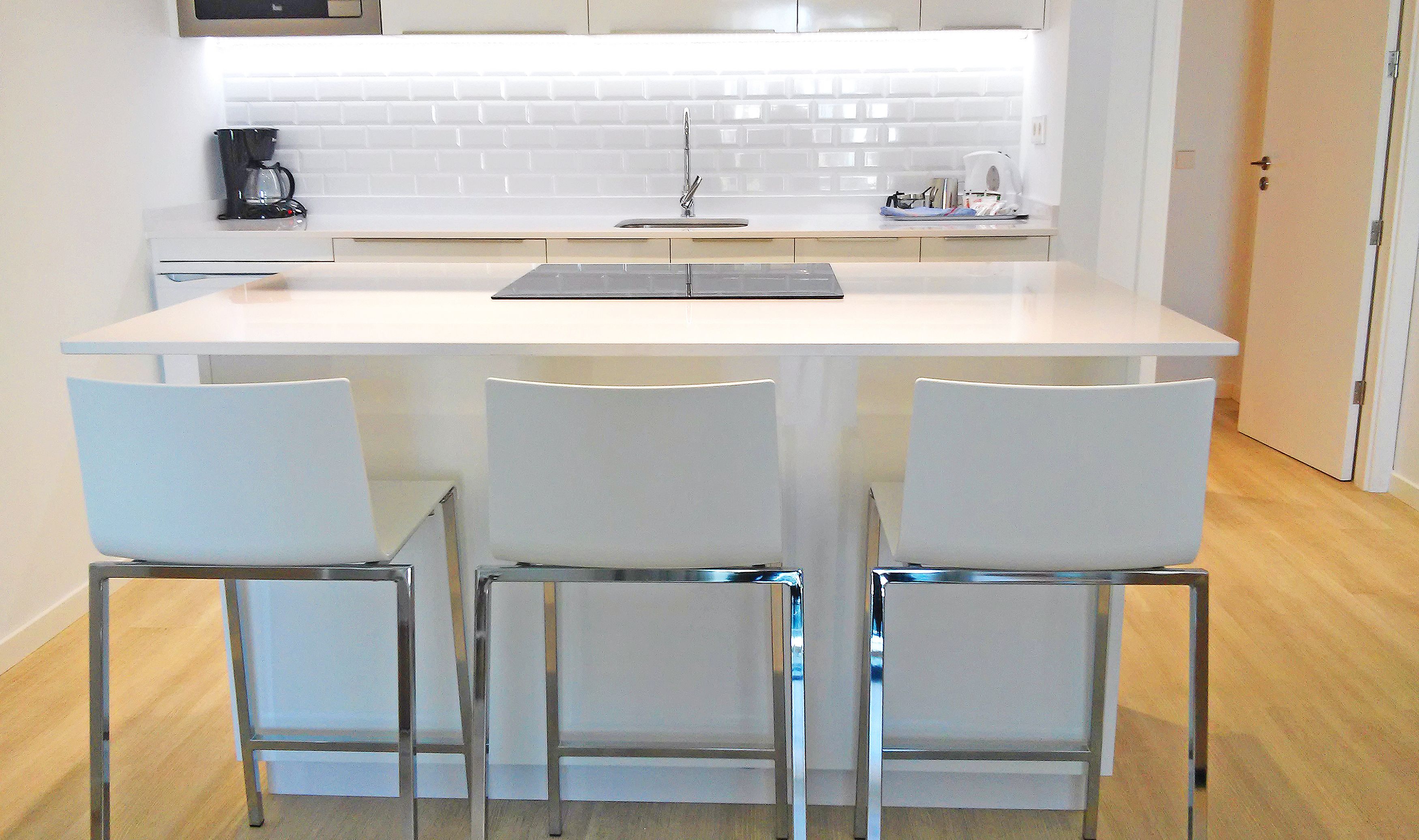 coffee/tea maker, electric kettle, high chair