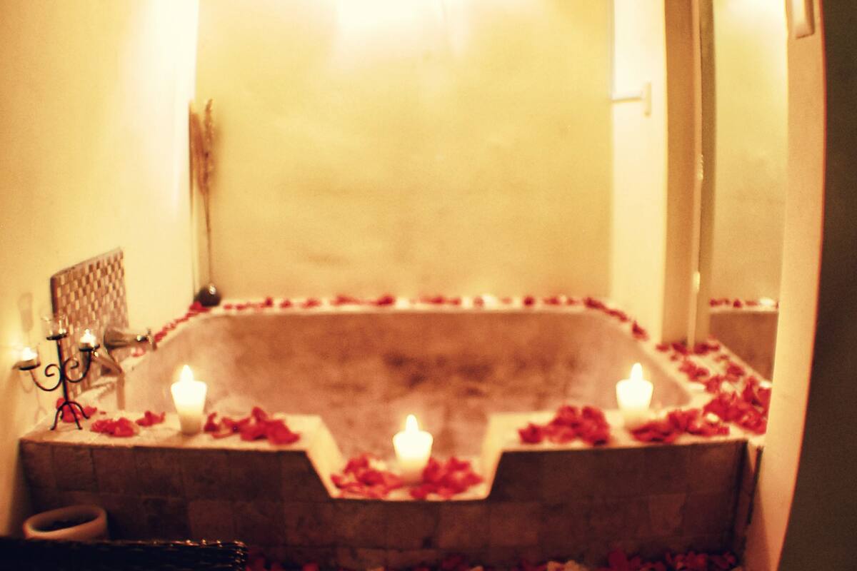 Indoor spa tub