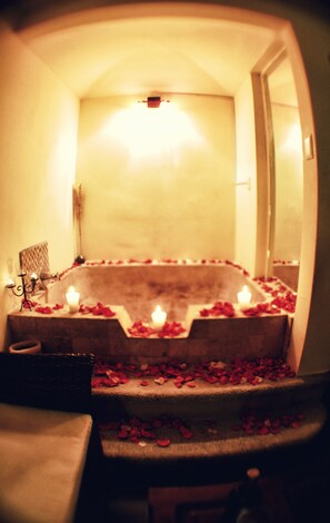 Suite, 1 King Bed | Indoor spa tub - Casa Bella Boutique Hotel Antigua (Antigua Guatemala)
