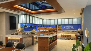 Un área de cocina moderna con una disposición tipo bufé, que incluye una variedad de alimentos y un letrero que dice "comida gourmet para la vida diaria".