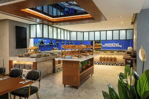 4 restaurantes, se sirven desayunos, comidas, cenas y cocina brasileña