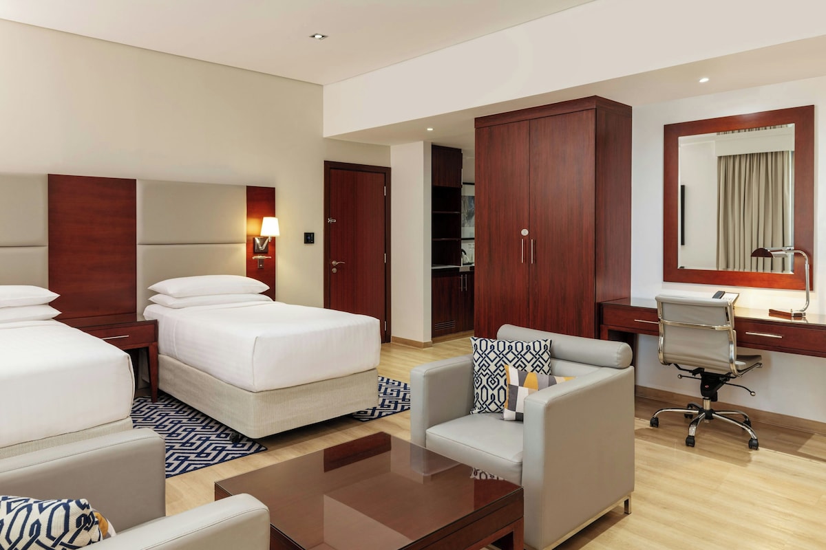 Ropa de cama de alta calidad, edredones de plumas, minibar y caja fuerte