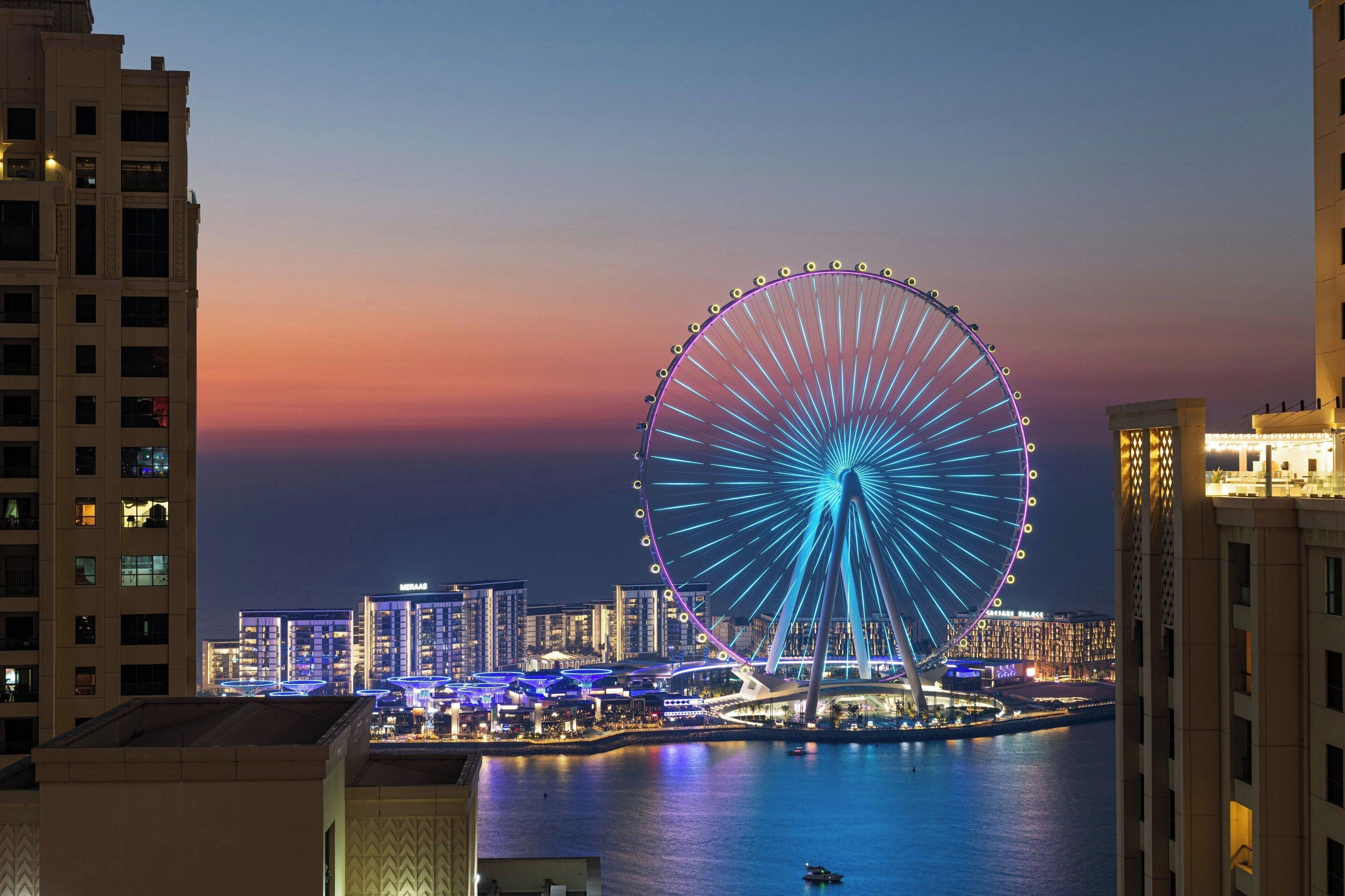 Roupas de cama premium, frigobar, cofres nos quartos