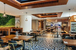 4 restaurants; breakfast, lunch, dinner and brunch served  - Sheraton The Walk, Dubai (Dubai)