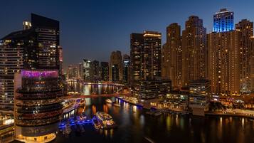 住宿正面 - 傍晚/夜晚