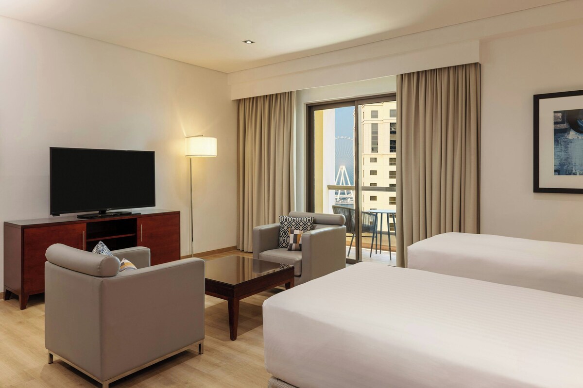 Ropa de cama de alta calidad, edredones de plumas, minibar y caja fuerte