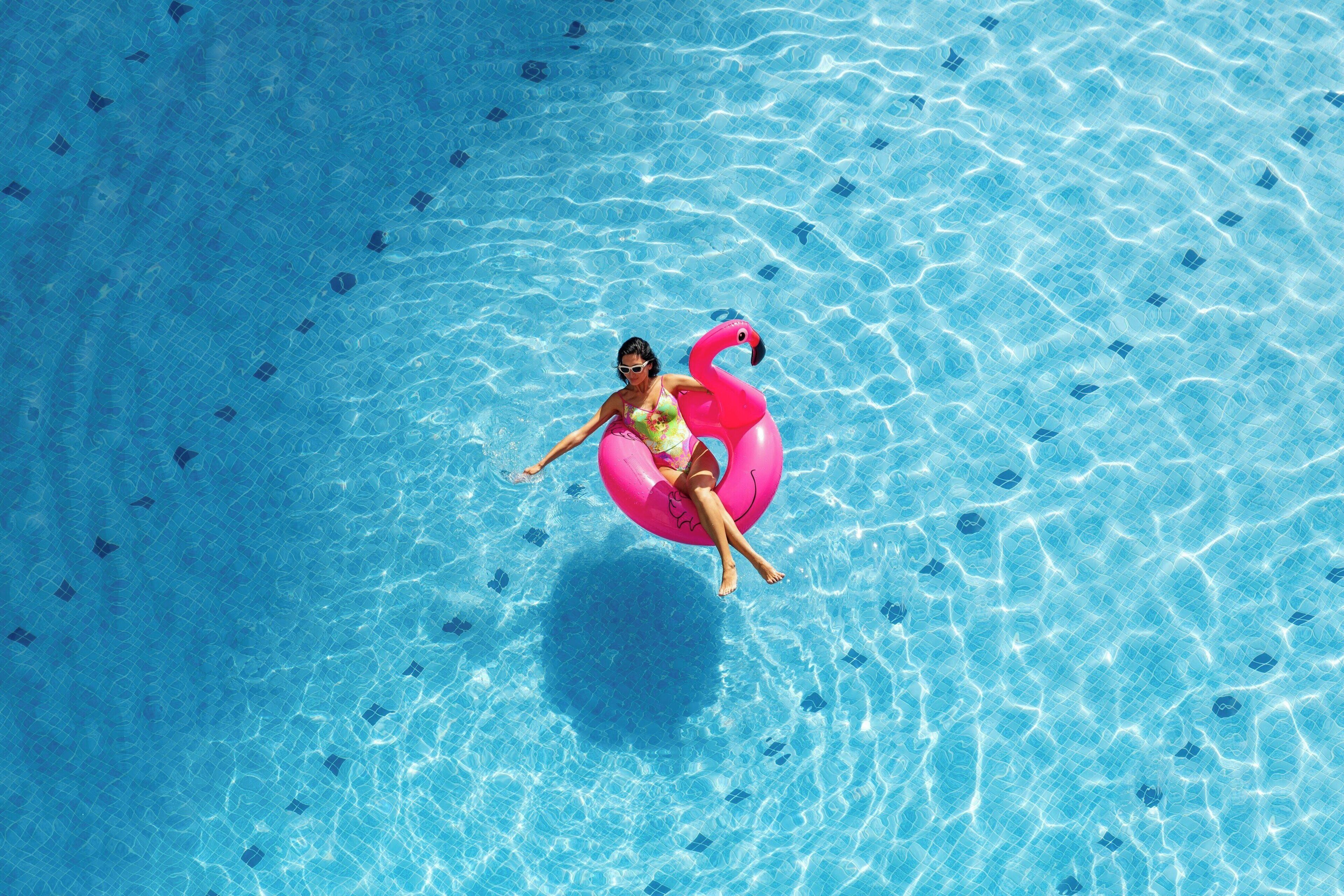 Außenpool, Liegestühle, Rettungsschwimmer vor Ort