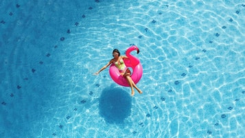 Außenpool, Liegestühle, Rettungsschwimmer vor Ort